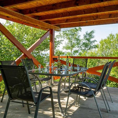 Panorama Apartmanhaz Strigoniu Exterior foto