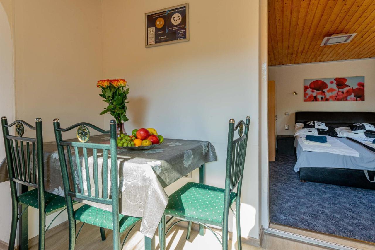 Panorama Apartmanhaz Strigoniu Exterior foto