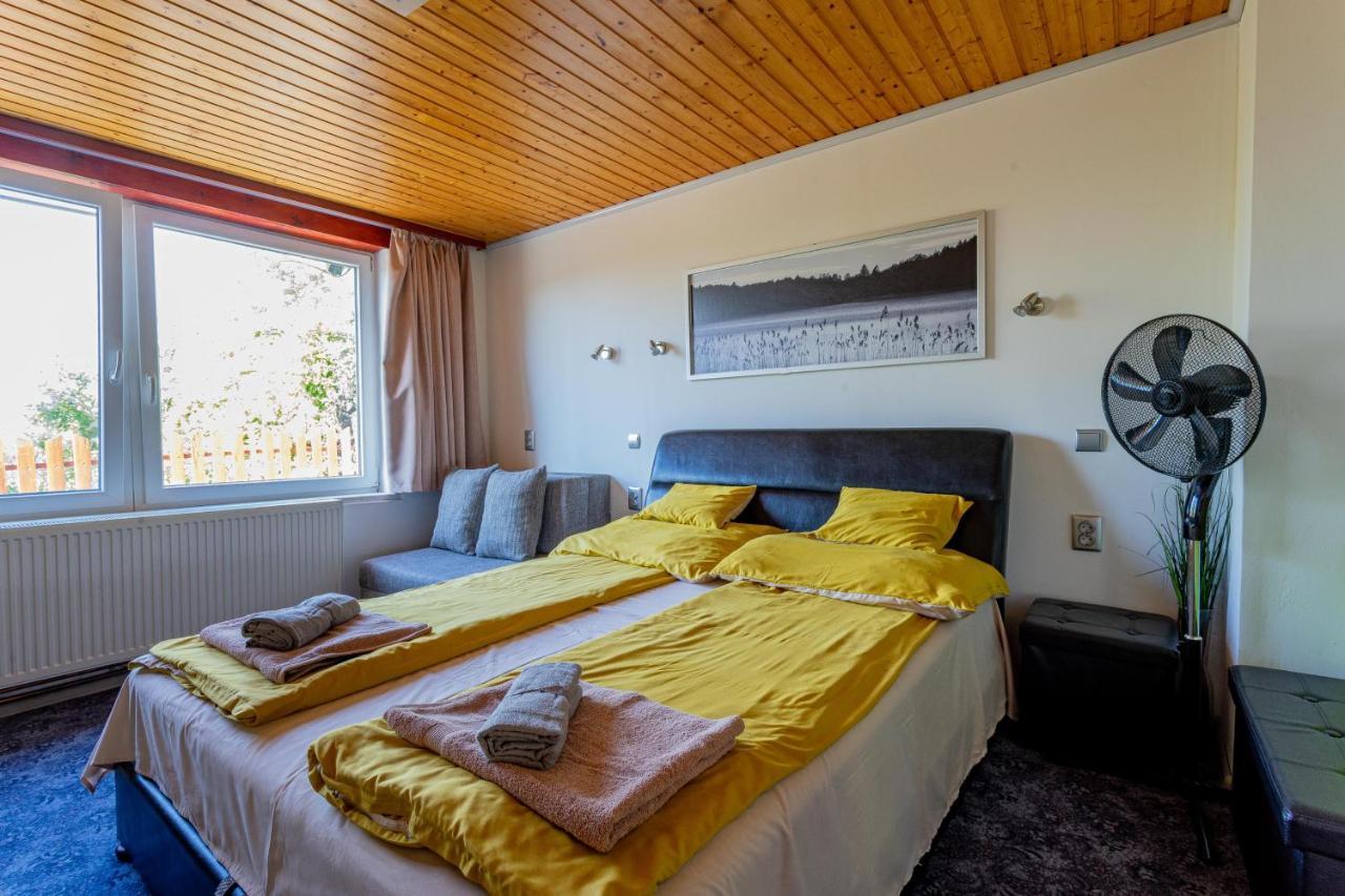 Panorama Apartmanhaz Strigoniu Exterior foto