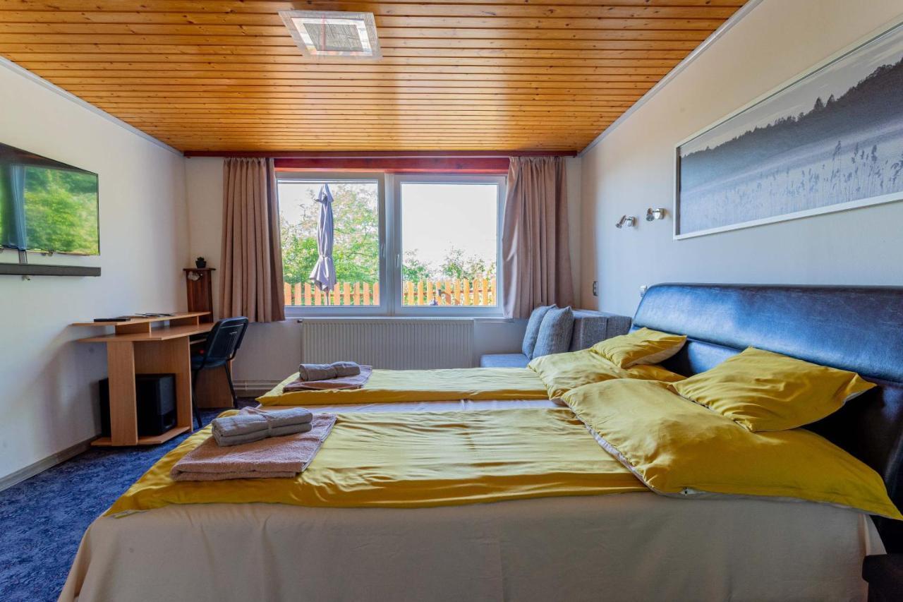 Panorama Apartmanhaz Strigoniu Exterior foto