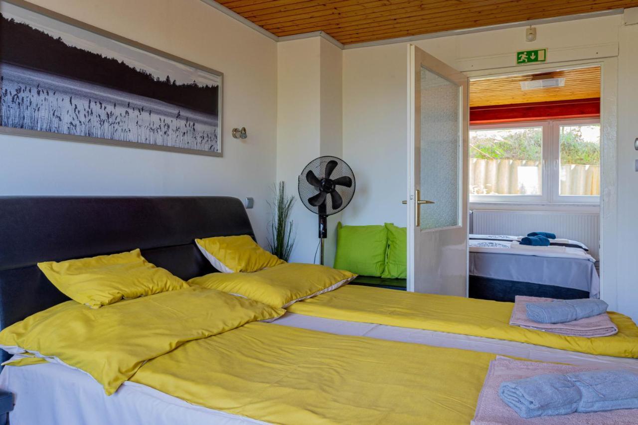 Panorama Apartmanhaz Strigoniu Exterior foto