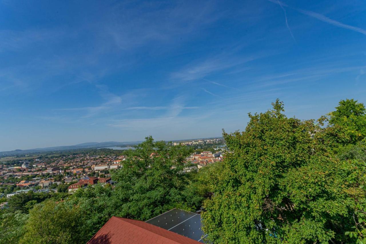 Panorama Apartmanhaz Strigoniu Exterior foto