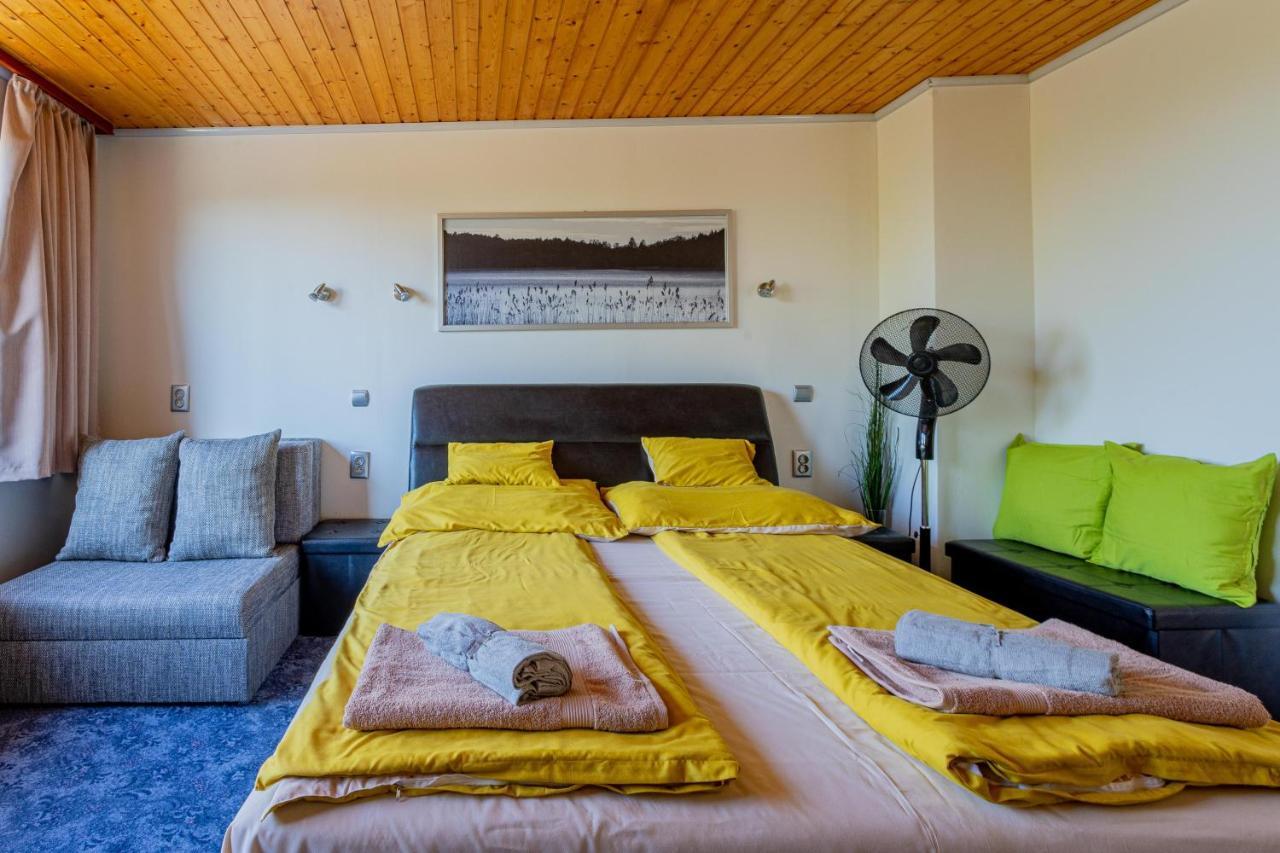 Panorama Apartmanhaz Strigoniu Exterior foto