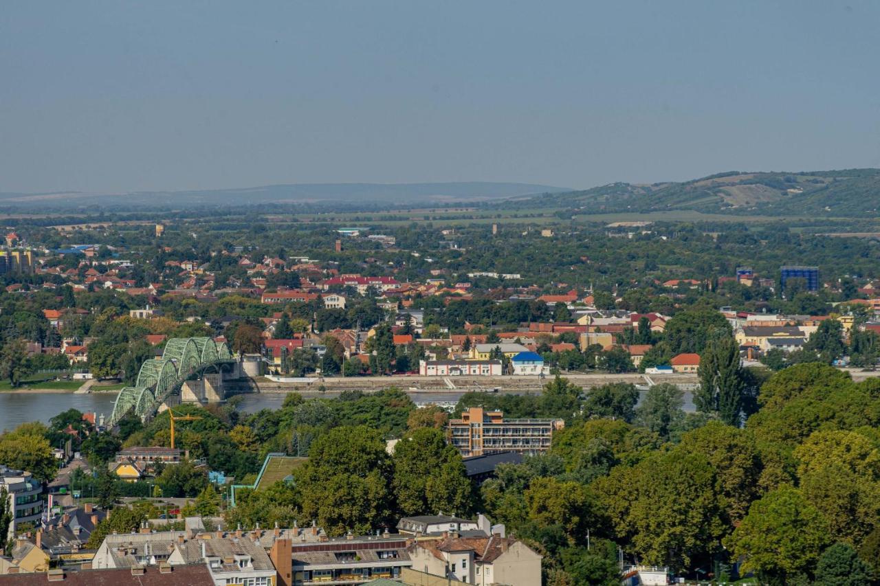 Panorama Apartmanhaz Strigoniu Exterior foto